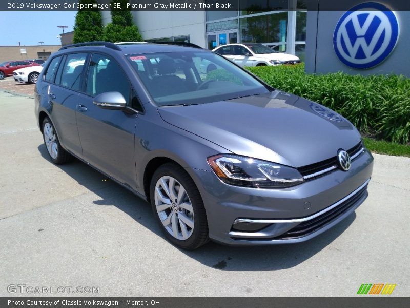 Front 3/4 View of 2019 Golf SportWagen SE