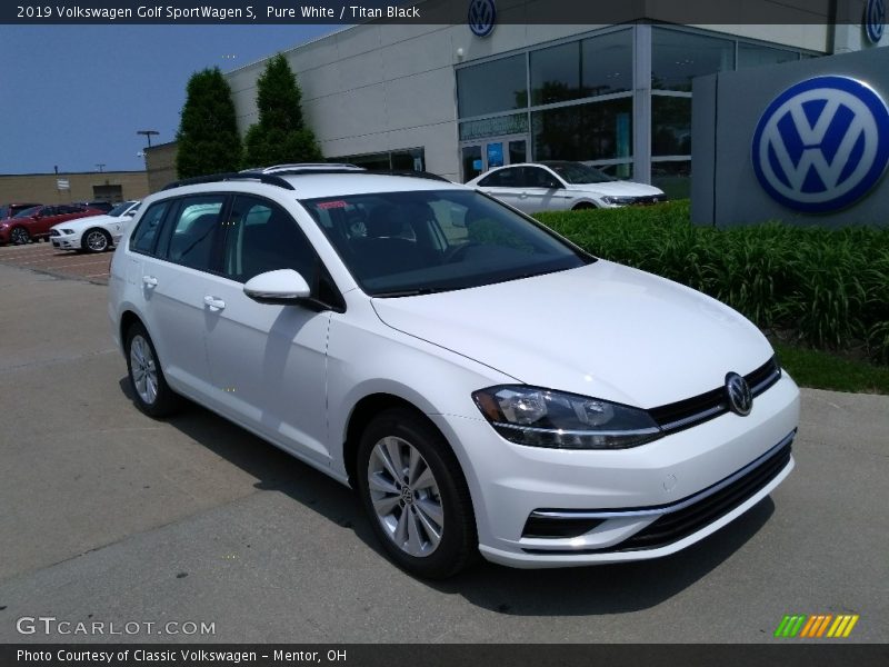 Front 3/4 View of 2019 Golf SportWagen S