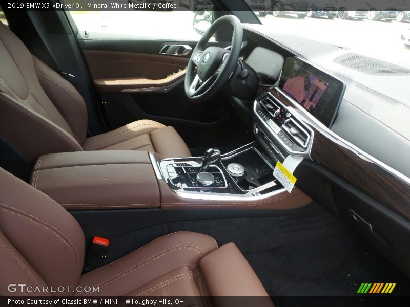 Mineral White Metallic / Coffee 2019 BMW X5 xDrive40i