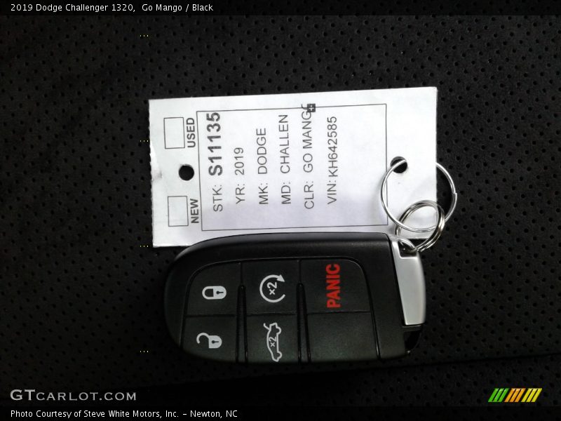 Go Mango / Black 2019 Dodge Challenger 1320