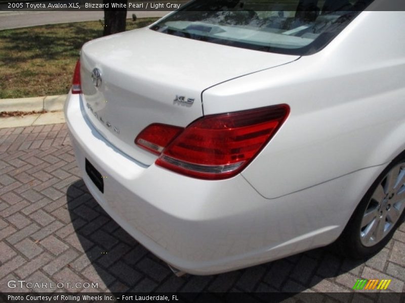 Blizzard White Pearl / Light Gray 2005 Toyota Avalon XLS