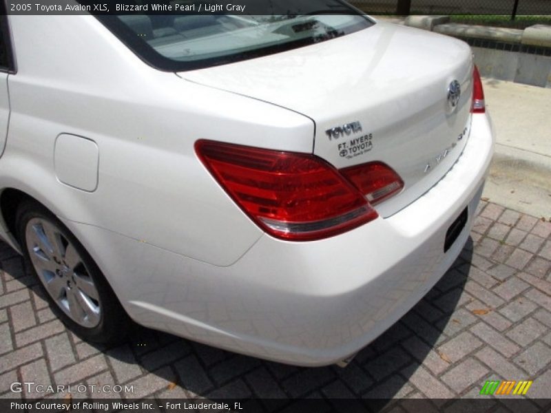 Blizzard White Pearl / Light Gray 2005 Toyota Avalon XLS