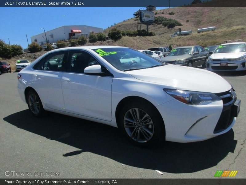 Super White / Black 2017 Toyota Camry SE