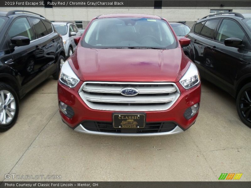 Ruby Red / Chromite Gray/Charcoal Black 2019 Ford Escape SE