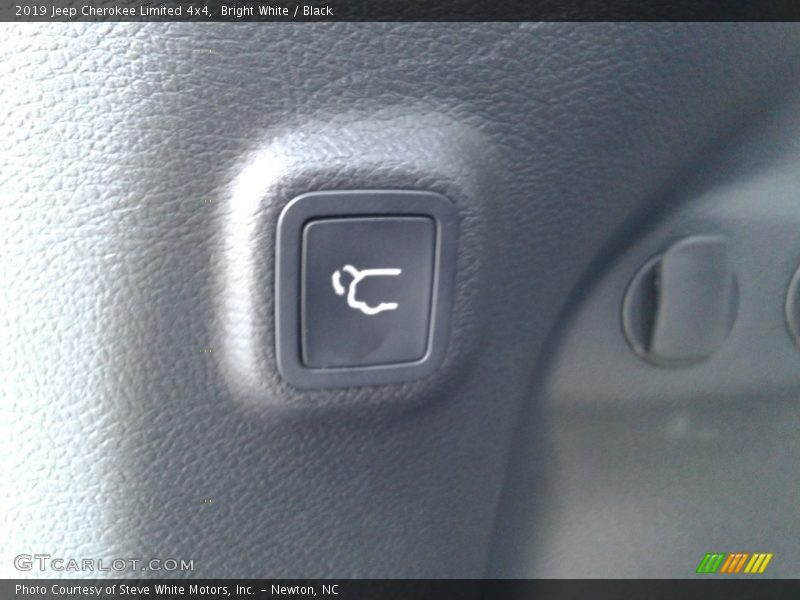 Bright White / Black 2019 Jeep Cherokee Limited 4x4