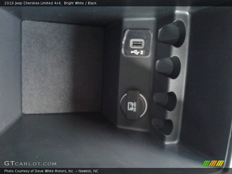 Bright White / Black 2019 Jeep Cherokee Limited 4x4