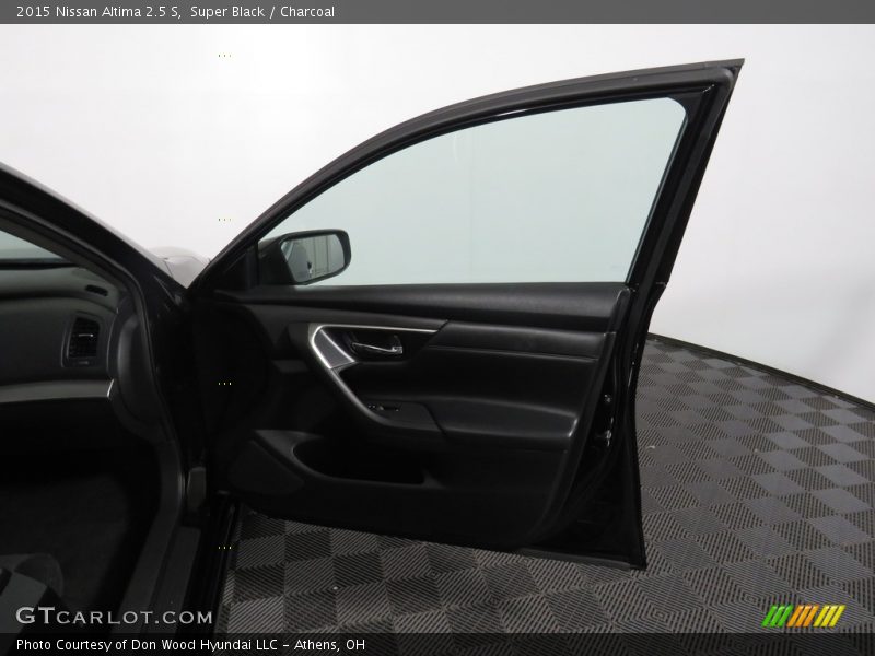 Super Black / Charcoal 2015 Nissan Altima 2.5 S