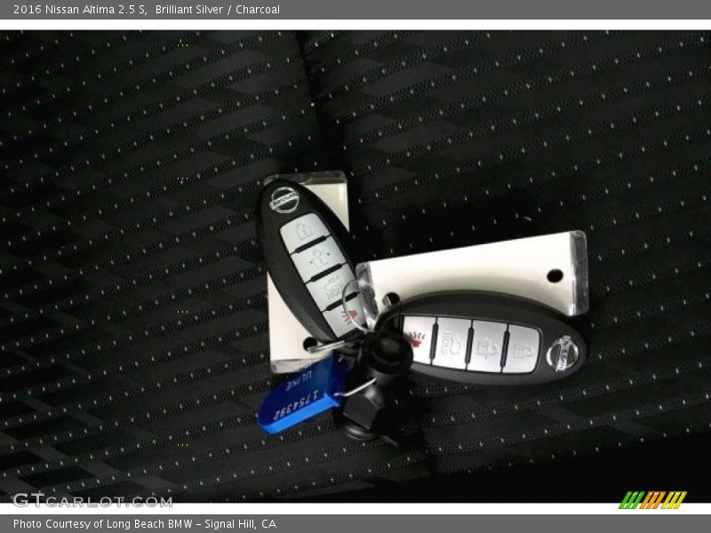 Brilliant Silver / Charcoal 2016 Nissan Altima 2.5 S