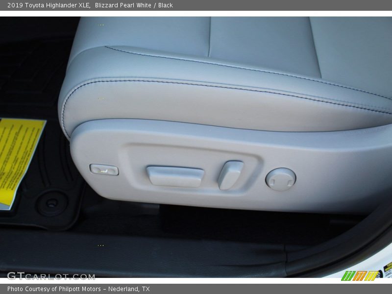 Blizzard Pearl White / Black 2019 Toyota Highlander XLE