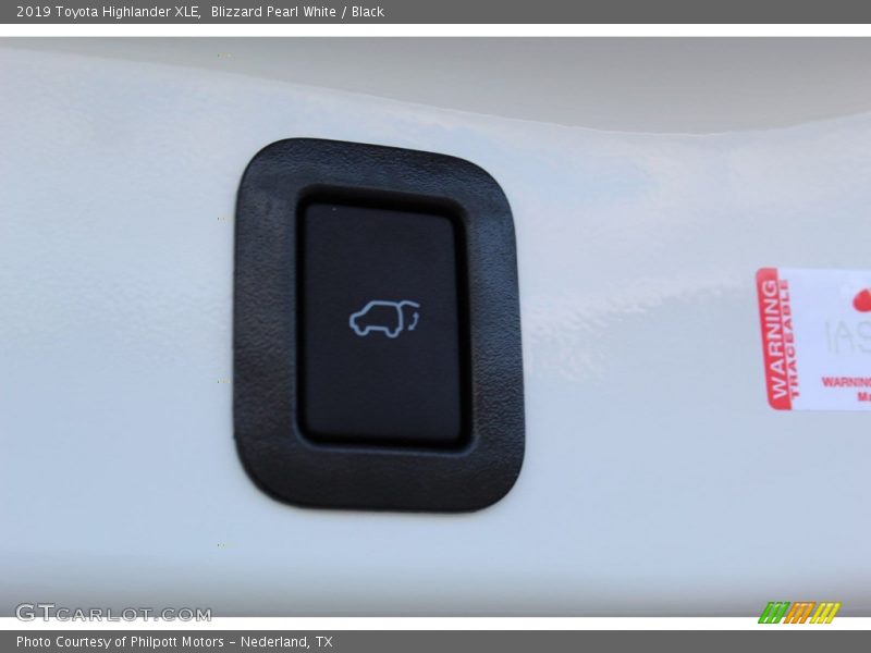 Blizzard Pearl White / Black 2019 Toyota Highlander XLE