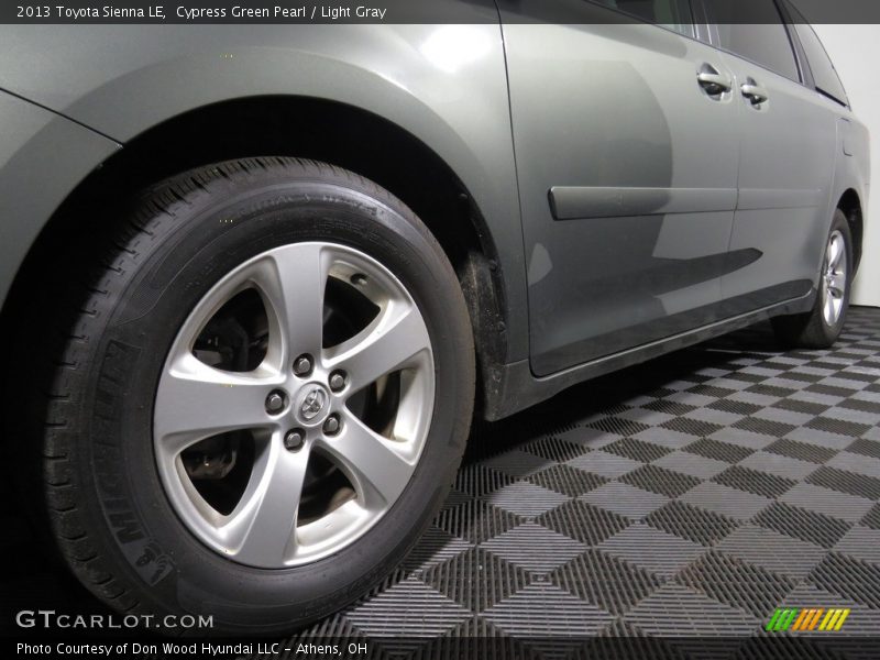 Cypress Green Pearl / Light Gray 2013 Toyota Sienna LE