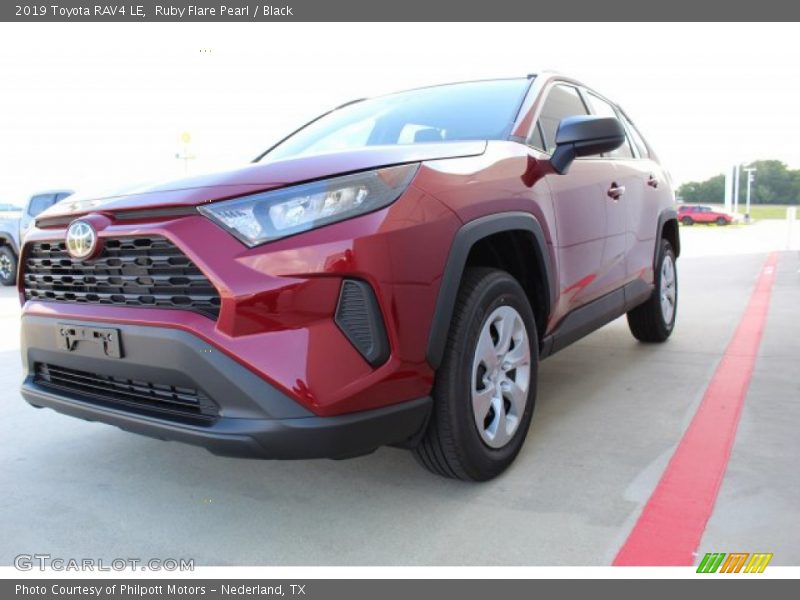 Ruby Flare Pearl / Black 2019 Toyota RAV4 LE