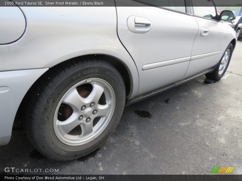 Silver Frost Metallic / Ebony Black 2005 Ford Taurus SE