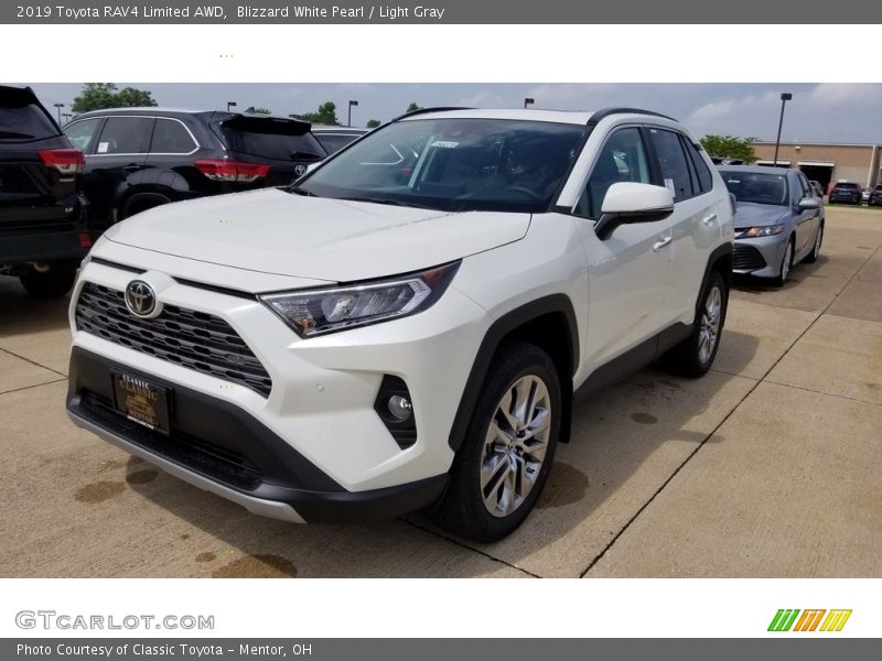 Front 3/4 View of 2019 RAV4 Limited AWD