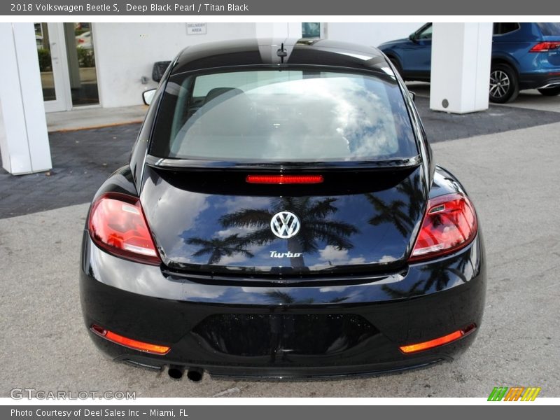 Deep Black Pearl / Titan Black 2018 Volkswagen Beetle S