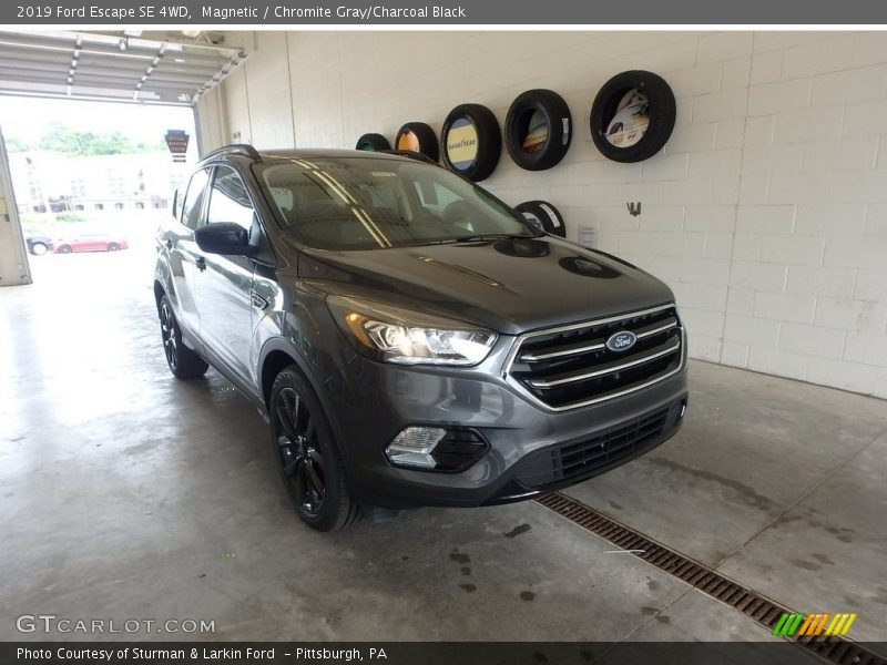 Magnetic / Chromite Gray/Charcoal Black 2019 Ford Escape SE 4WD
