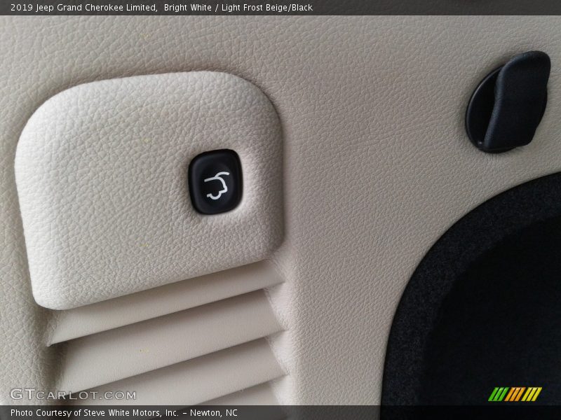 Bright White / Light Frost Beige/Black 2019 Jeep Grand Cherokee Limited