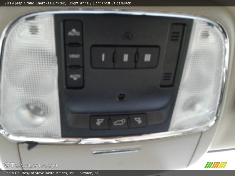 Bright White / Light Frost Beige/Black 2019 Jeep Grand Cherokee Limited