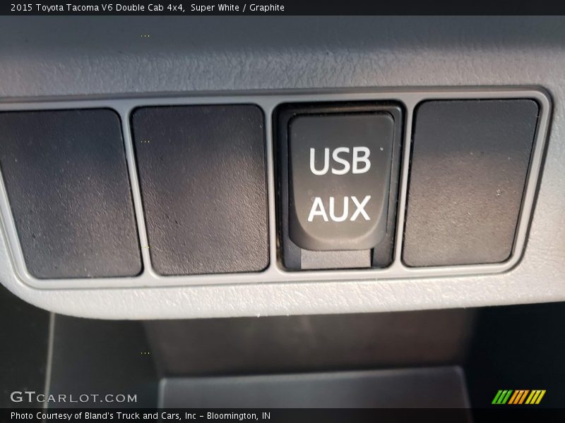 Super White / Graphite 2015 Toyota Tacoma V6 Double Cab 4x4