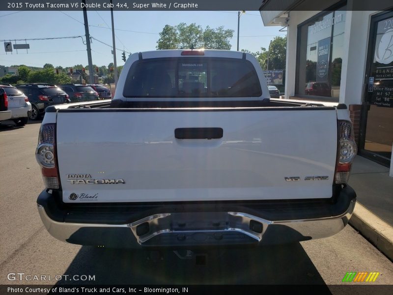 Super White / Graphite 2015 Toyota Tacoma V6 Double Cab 4x4