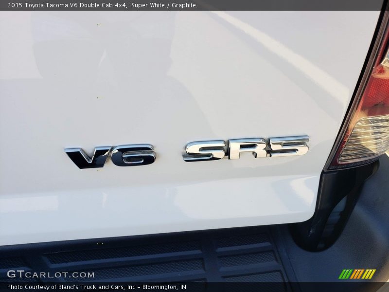 Super White / Graphite 2015 Toyota Tacoma V6 Double Cab 4x4