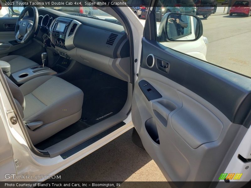 Super White / Graphite 2015 Toyota Tacoma V6 Double Cab 4x4