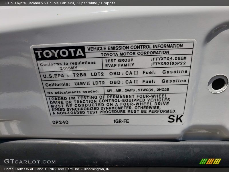 Super White / Graphite 2015 Toyota Tacoma V6 Double Cab 4x4