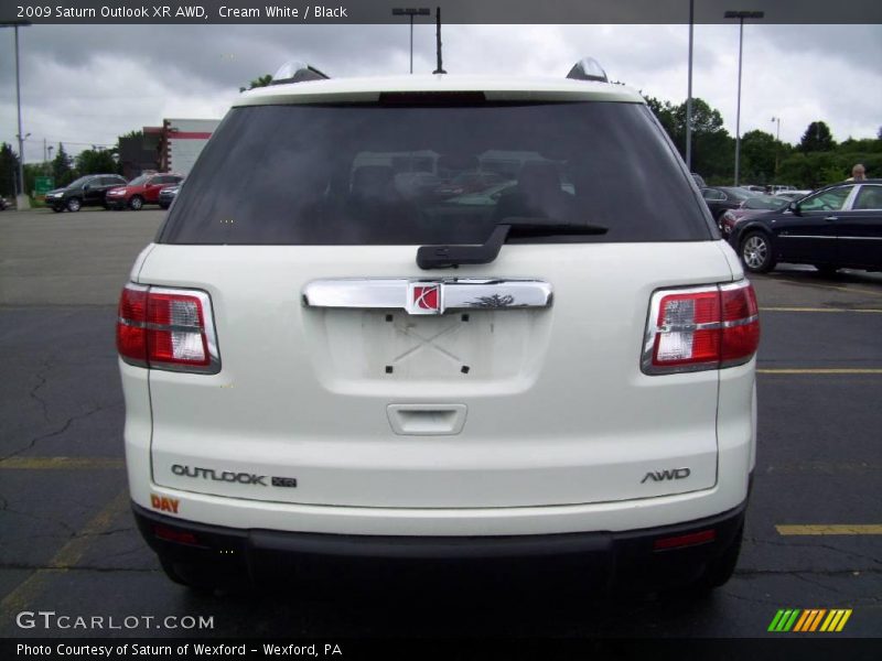 Cream White / Black 2009 Saturn Outlook XR AWD