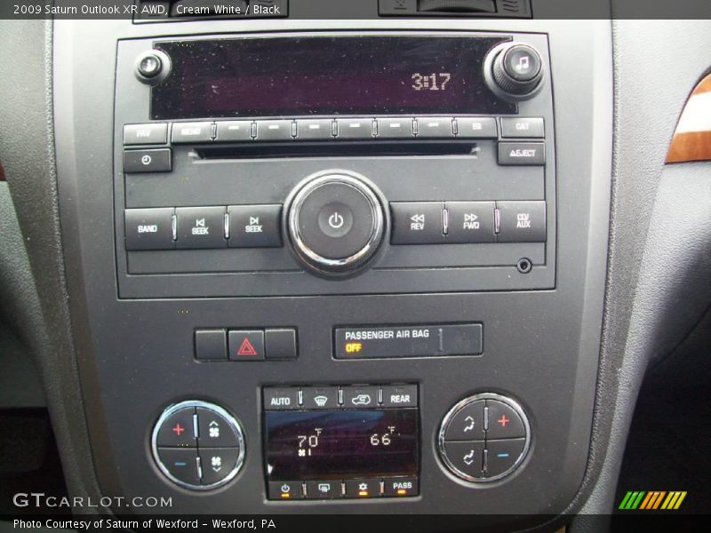Cream White / Black 2009 Saturn Outlook XR AWD