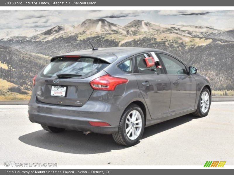 Magnetic / Charcoal Black 2016 Ford Focus SE Hatch