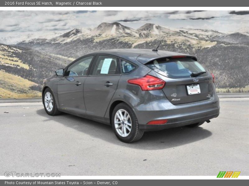 Magnetic / Charcoal Black 2016 Ford Focus SE Hatch