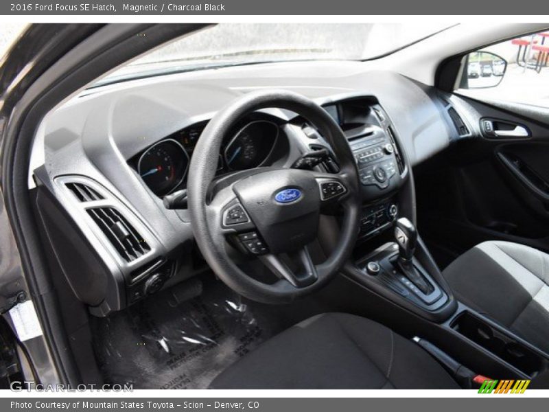 Magnetic / Charcoal Black 2016 Ford Focus SE Hatch