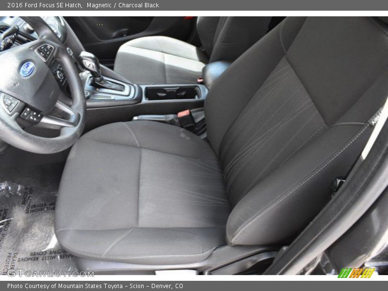 Magnetic / Charcoal Black 2016 Ford Focus SE Hatch