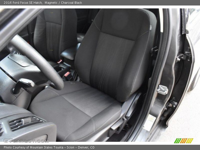 Magnetic / Charcoal Black 2016 Ford Focus SE Hatch