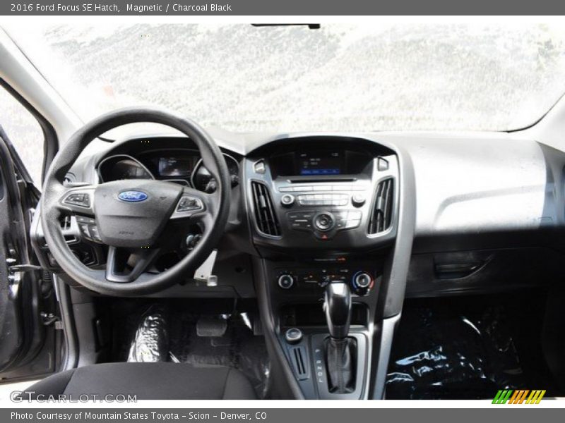 Magnetic / Charcoal Black 2016 Ford Focus SE Hatch