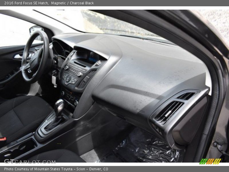 Magnetic / Charcoal Black 2016 Ford Focus SE Hatch