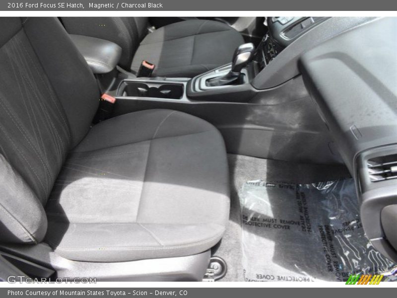 Magnetic / Charcoal Black 2016 Ford Focus SE Hatch