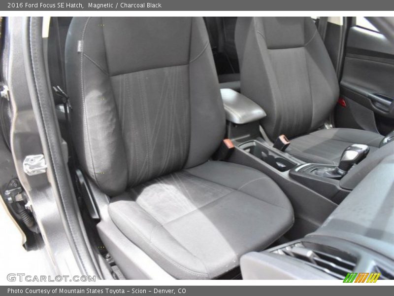 Magnetic / Charcoal Black 2016 Ford Focus SE Hatch