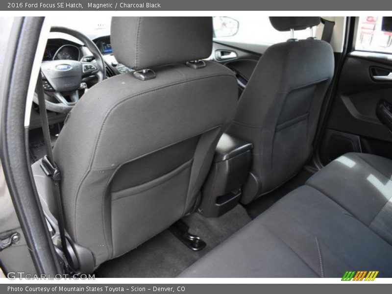 Magnetic / Charcoal Black 2016 Ford Focus SE Hatch