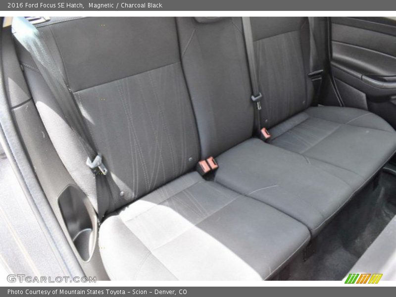 Magnetic / Charcoal Black 2016 Ford Focus SE Hatch