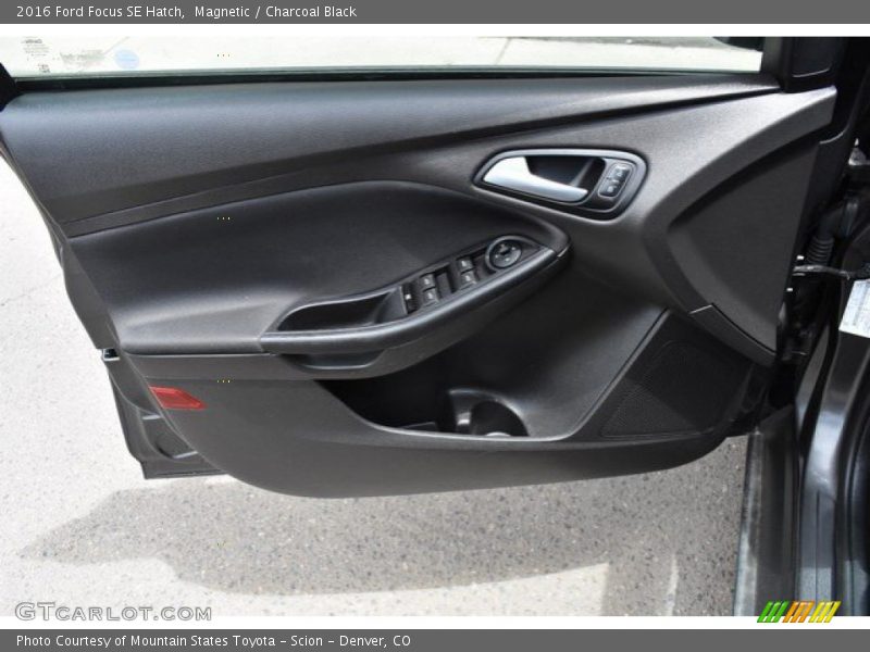Magnetic / Charcoal Black 2016 Ford Focus SE Hatch
