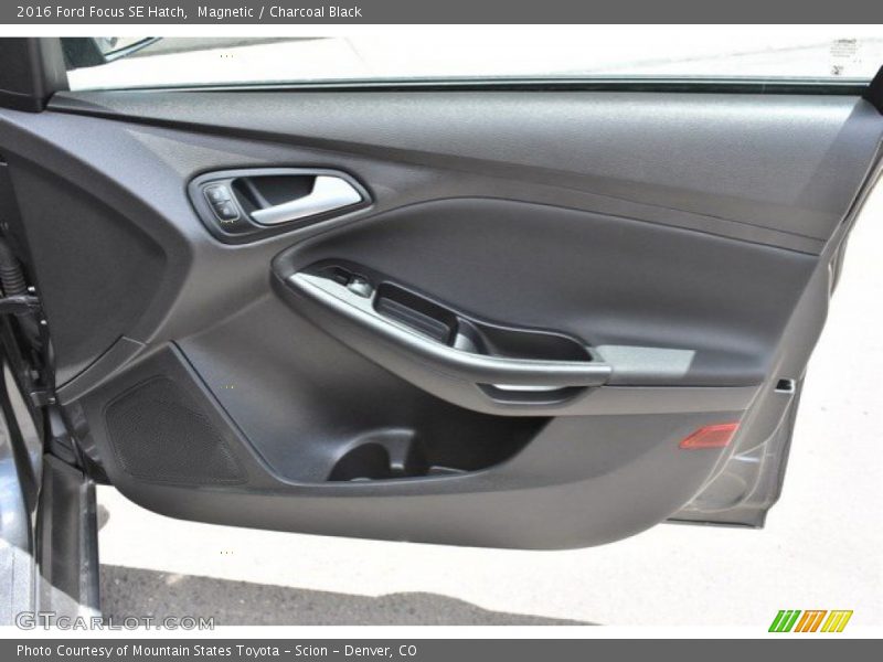 Magnetic / Charcoal Black 2016 Ford Focus SE Hatch