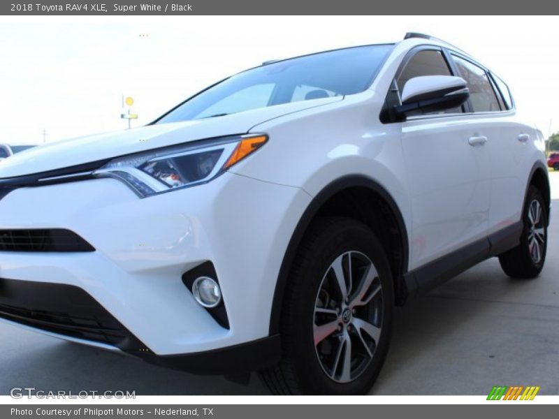 Super White / Black 2018 Toyota RAV4 XLE