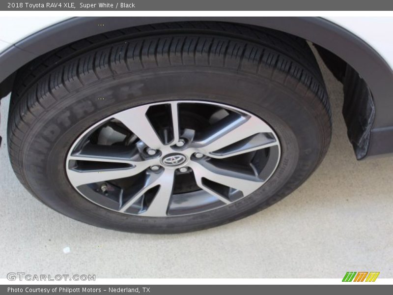 Super White / Black 2018 Toyota RAV4 XLE