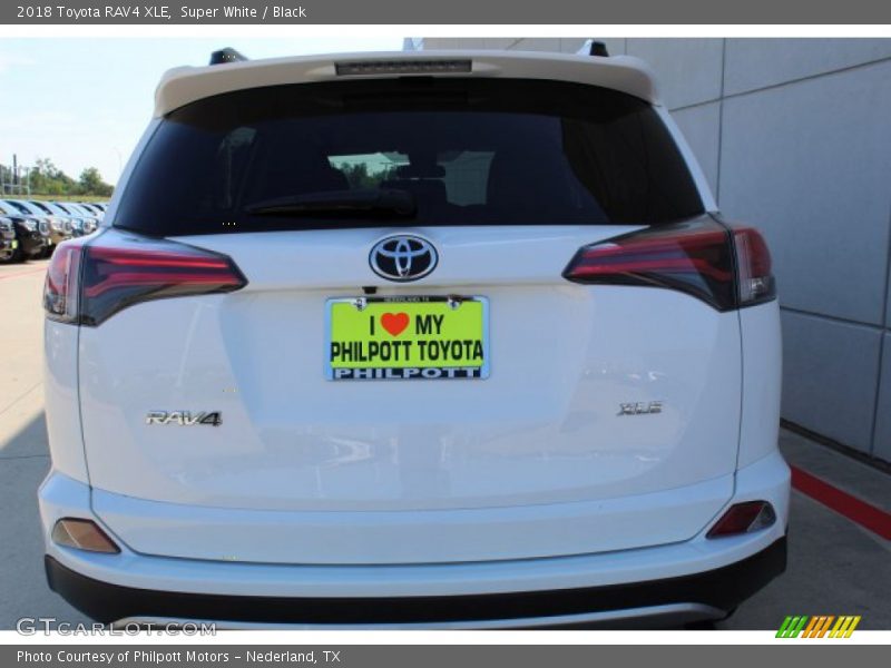 Super White / Black 2018 Toyota RAV4 XLE