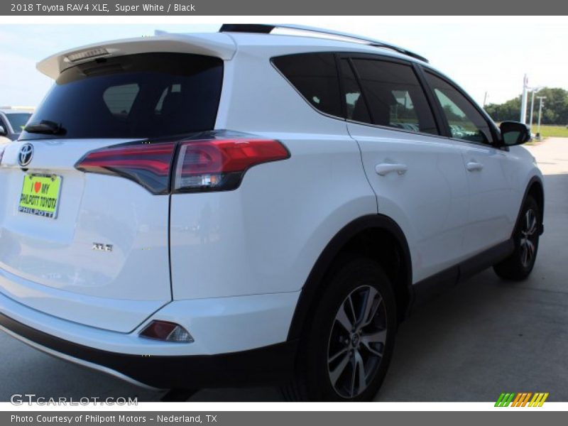 Super White / Black 2018 Toyota RAV4 XLE
