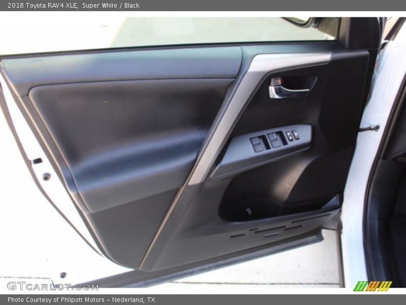 Super White / Black 2018 Toyota RAV4 XLE