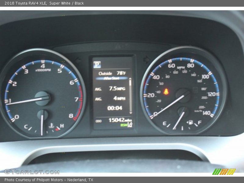 Super White / Black 2018 Toyota RAV4 XLE