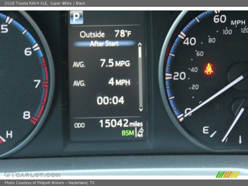 Super White / Black 2018 Toyota RAV4 XLE