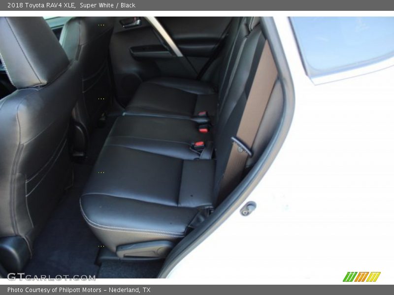 Super White / Black 2018 Toyota RAV4 XLE